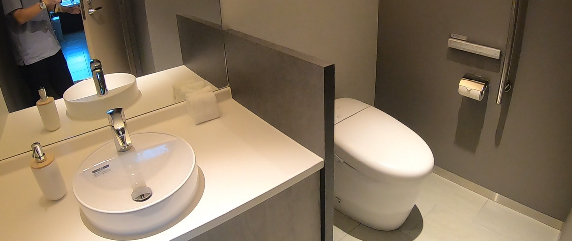 デザインスイートルームのトイレ