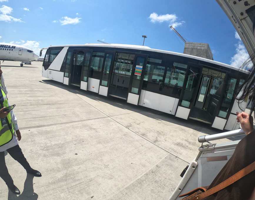 マレ空港の飛行機から乗るバス