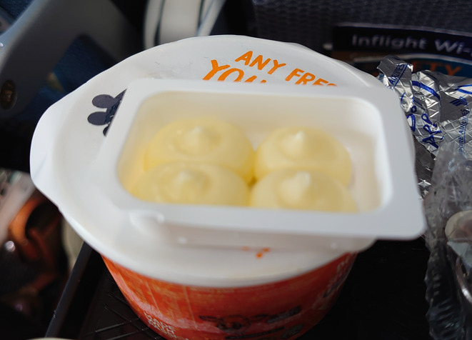 シンガポールからマレの機内食バター